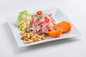 Ceviche: besteht aus kleingeschnittenem, rohem Fisch verschiedener Sorten, der ungefähr 15 Minuten in Limettensaft mariniert wird.