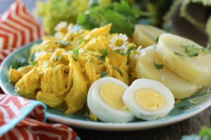 Ají de Gallina: Hühnerfrikassee mit Ají-Soße, Eier und Kartoffeln. 